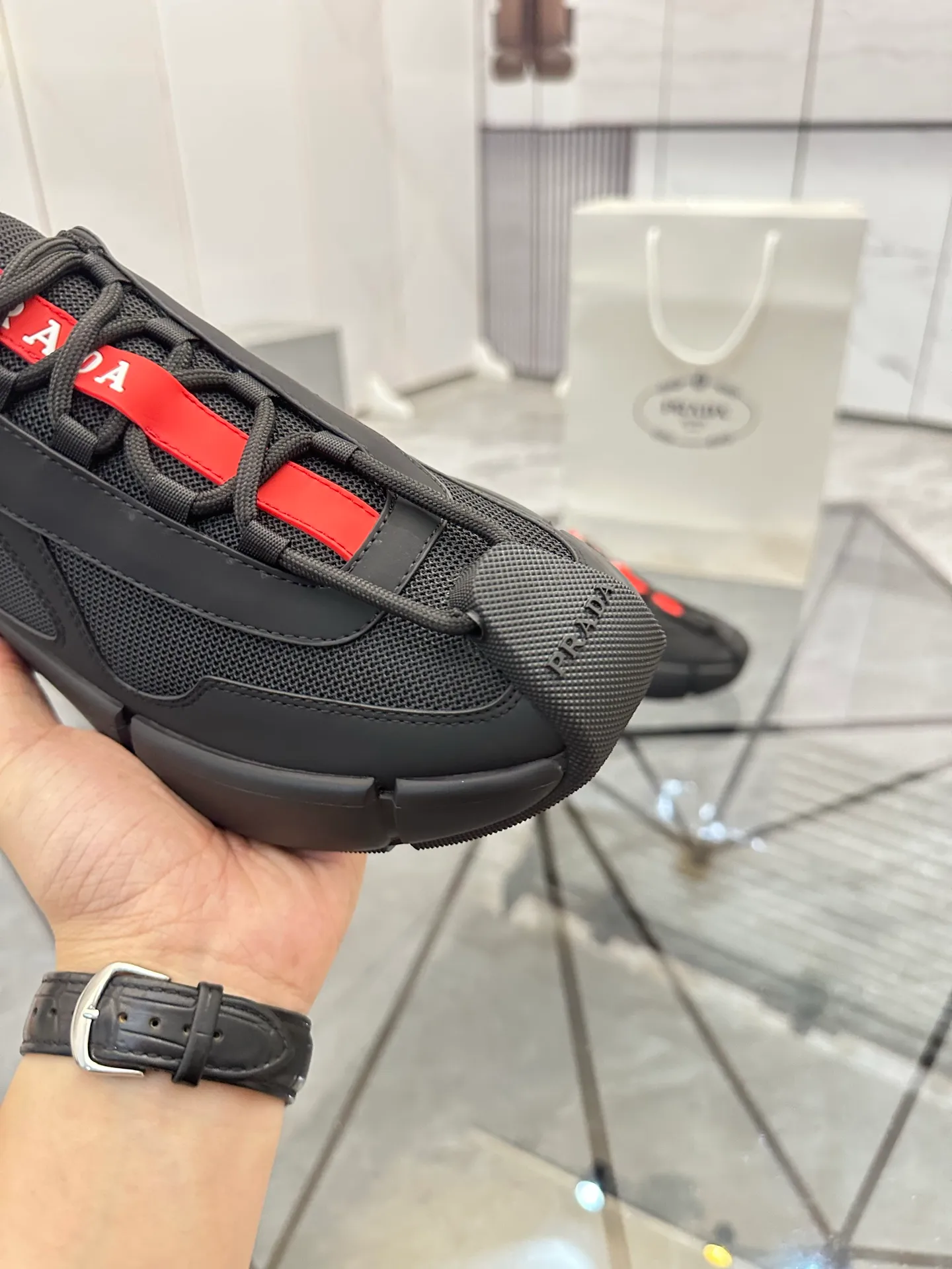 Men's shoes for sale 💰: 💰P540¥ High-end top quality Product trademark: Prada *"Prada*" low-top casual shoes Regular size: 38-45 (can be customized to 46) Product materials: upper imported first-layer cowhide spliced ​​with breathable mesh, breathable lining, cowhide foot pads, original ultra-light foam outsole. No.: 001